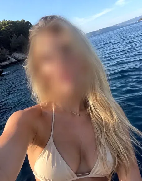 Büsra, 27