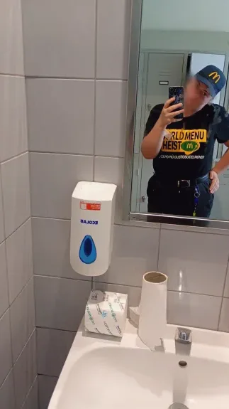 Larissa, 24