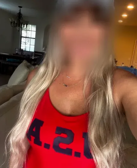 Mia, 38